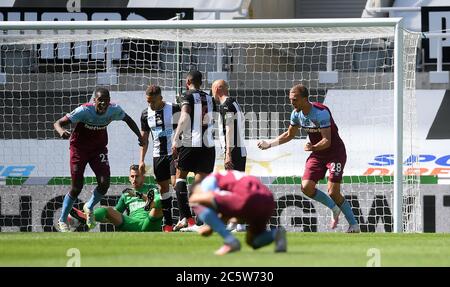 West Ham United's Tomas Soucek (right) celebrates scoring his side's second goal of the game during the Premier League match at St James' Park, Newcastle. Stock Photo