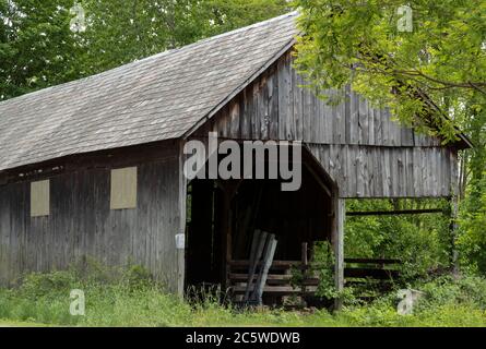 Tobacco barns in New England are declining because of the infrequent use of tobacco products nowadays. This one in southwestern New Hampshire sits nea Stock Photo