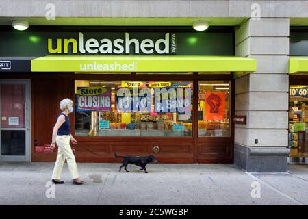 Petco Pet Store Exterior Stock Photo Alamy