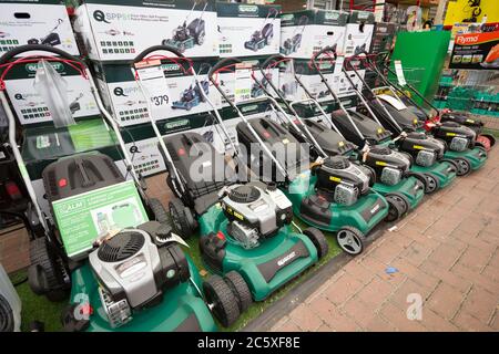 Petrol lawnmower discount self propelled sale