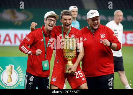 Berlin, Germany, 4 th July 2020,  Celebration winner ceremony:  Thomas MUELLER, MÜLLER, FCB 25   with trophy,  at the DFB Pokal Final match  FC BAYERN MUENCHEN - BAYER 04 LEVERKUSEN 4-2  in season 2019/2020 , FCB Foto: © Peter Schatz / Alamy Live News / Hans Rauchensteiner/Pool    - DFB REGULATIONS PROHIBIT ANY USE OF PHOTOGRAPHS as IMAGE SEQUENCES and/or QUASI-VIDEO -  National and international News-Agencies OUT Editorial Use ONLY Stock Photo