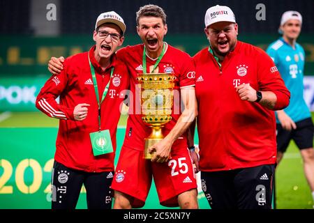 Berlin, Germany, 4 th July 2020,  Thomas MUELLER, MÜLLER, FCB 25  with trophy at the DFB Pokal Final match  FC BAYERN MUENCHEN - BAYER 04 LEVERKUSEN 4-2  in season 2019/2020 , FCB Foto: © Peter Schatz / Alamy Live News / Kevin Voigt/Jan Huebner/Pool   - DFB REGULATIONS PROHIBIT ANY USE OF PHOTOGRAPHS as IMAGE SEQUENCES and/or QUASI-VIDEO -  National and international News-Agencies OUT Editorial Use ONLY Stock Photo