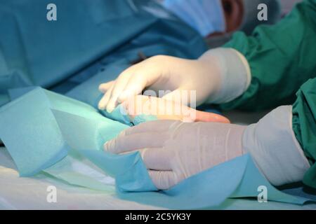 Ein Chirurg führt eine Karpaltunnel-Operation an der Hand durch Stock Photo
