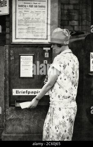 Vending machine for office supplies (two sheets of paper and two envelopes for 10 pfennigs). Germany, Berlin, 1927. Stock Photo