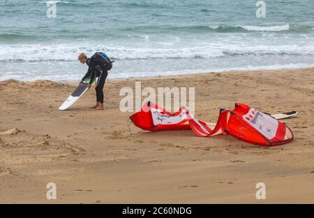 kite surfer preparing to go kite surfing at Bournemouth, Dorset UK on windy drizzle day in July - kitesurfers kite surfers kitesurfer kitesurfing Stock Photo