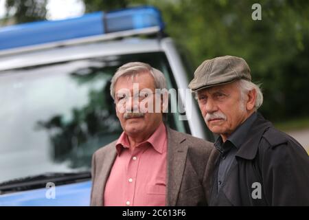 Cologne, Germany. 30th June, 2016. The actors of the ARD pre-series 'Rentnercops' Tilo Prückner (r) as Inspector Edwin and Wolfgang Winkler as Inspector Günter, are standing at a police car on the set during a shooting break. Prückner died on 02.07.2020 at the age of 79 in Berlin. Credit: picture alliance/dpa/Alamy Live News Stock Photo