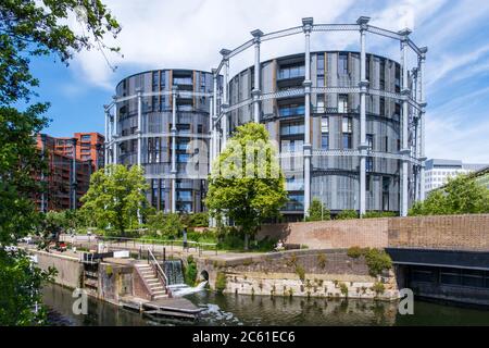 UK, London, King's Cross. The residential development at Gasholder Park next to Regent's Canal Stock Photo