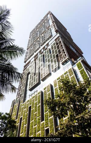 India, Mumbai, Altamont Road. The Antilia building, owned by Reliance Industries magnate, Mukesh Ambani Stock Photo