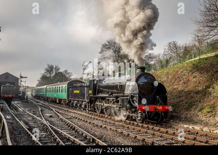 SR 'S15' 4-6-0 No. 506 departs from Ropley station on the Mid-Hants Railway, Hampshire Stock Photo