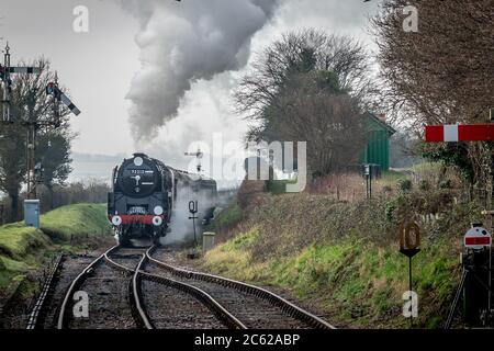 BR '9F' 2-10-0 No. 92212 arrives at Ropley station on the Mid-Hants Railway, Hampshire Stock Photo
