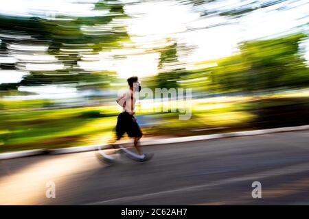 Sao Paulo, Sao Paulo, Brazil. 6th July, 2020. People exercise at the CERET Sports Center, on the east side of Sao Paulo, Brazil this Monday (6th). The City Hall authorized the reopening of sports centers for the practice of walking and running outdoors. Sports centers have been closed since March, due to the Coronavirus pandemic. Credit: Paulo Lopes/ZUMA Wire/Alamy Live News Stock Photo