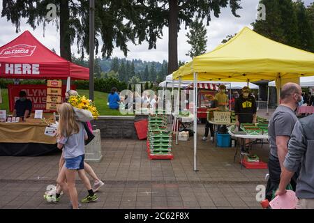 Vendors and shoppers at the Saturday Farmers Market in Lake Oswego, Oregon, on the 4th of July, 2020. Stock Photo