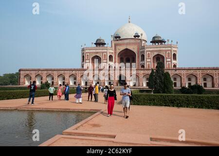 India, Delhi. Humayun's Tomb aka Maqbara-i Humayun, tomb of Mughal Emperor Humayun. Built in Persian style Islamic architecture, circa 1558. UNESCO. Stock Photo