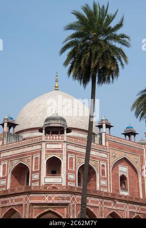 India, Delhi. Humayun's Tomb aka Maqbara-i Humayun, tomb of Mughal Emperor Humayun. Built in Persian style Islamic architecture, circa 1558. UNESCO. Stock Photo