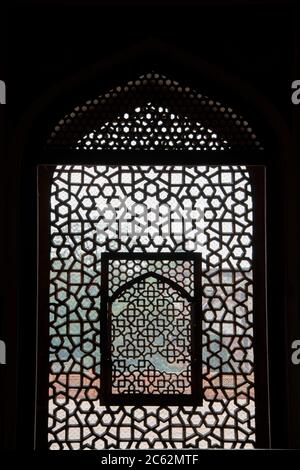 India, Delhi. Humayun's Tomb aka Maqbara-i Humayun. Detail of Persian style Islamic architecture, with carved stone honeycomb. UNESCO. Stock Photo