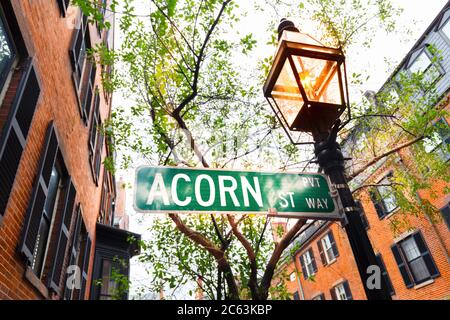 Acorn Street,Boston, MA,USA.Beacon Hill is a historic upscale neighborhood in Boston, Massachusetts. Window boxes on cobblestoned Acorn Street Stock Photo