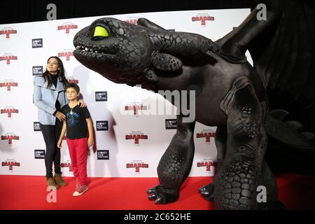 Actress and producer Simone Kessell (Underbelly, Frost/Nixon, Burningman) and her son arrive on the red carpet pictured with Toothless the dragon at t Stock Photo