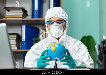 Disinfettante uomo con speciale suite bianca pulizia di una tastiera PC  computer Foto stock - Alamy