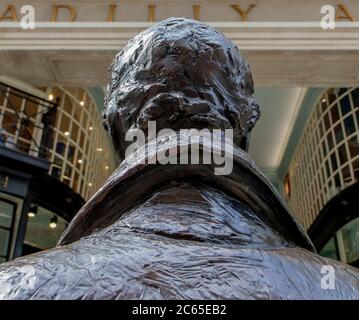 Statue by Irena Sedlecka of George Bryan 'Beau' Brummell (1778-1840), dandy and wit, in Jermyn St, Piccadilly, London Stock Photo