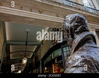 Statue by Irena Sedlecka of George Bryan 'Beau' Brummell (1778-1840), dandy and wit, in Jermyn St, Piccadilly, London Stock Photo