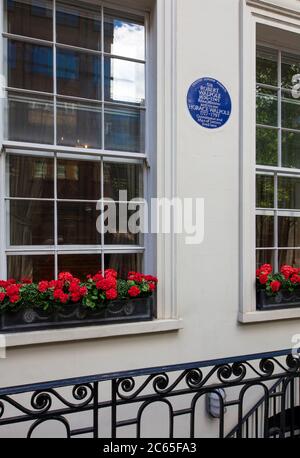 English Heritage Blue Plaque commemorating Horace Walpole (1717-1797) and Sir Robert Walpole (1676-1745) in 5 Arlington St, St James's London SW1 IRA Stock Photo