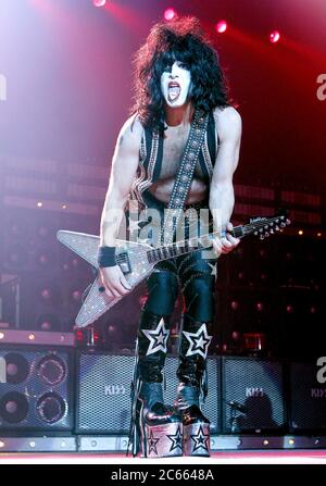 paul-stanley-perform-with-kiss
