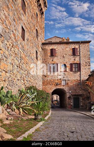 Bolsena, Viterbo, Lazio, Italy: ancient alley that skirts the castle and the entrance underpass in the old town Stock Photo