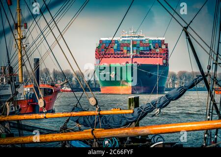Germany, Hamburg, Elbe River, port, Neumühlen, Övelgönne, container ship Stock Photo