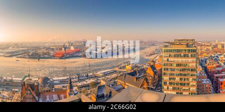 Germany, Hamburg, Sankt Pauli, Fish Market, harbour, Elbe River, Blohm and Voss Shipyard Stock Photo