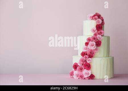 Tiered wedding cake with sugarpaste roses in pink Stock Photo