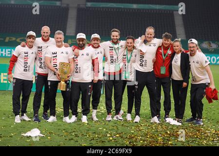 City Of Berlin, Deutschland. 04th July, 2020. firo football, soccer cup final: season 2019/2020, 04.07.2020 DFB-Pokal final of the men Bayer Leverkusen - FC Bayern Munich, the team of Bayern cheers with the cup Credit: Hans Rauchsteiner/POOL/via firosportphoto For journalistic purposes only! Only for editorial use! | usage worldwide/dpa/Alamy Live News Stock Photo