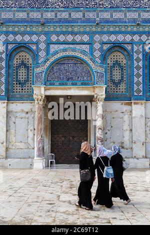 Jerusalem, Isarael - June 11. 2016: Three undentified young Arabian women passing in front of the Dome of the Rock in Jerusalem, Israel Stock Photo
