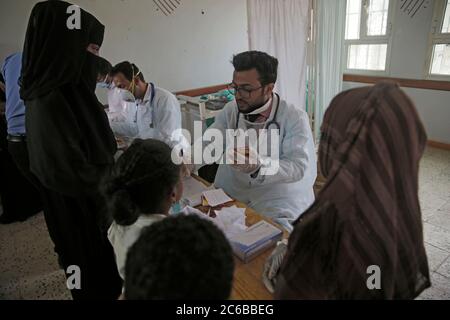 Sanaa, Yemen. 08th July, 2020. A volunteer doctor gives free medical consultations to girls during a charity campaign by volunteer doctors to provide health check-up for the poor families amid the spread of Coronavirus (Covid-19), at a school in Sanaa. Credit: Hani Al-Ansi/dpa/Alamy Live News Stock Photo