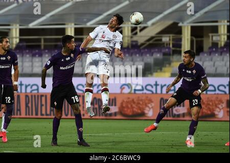 the player of acf fiorentina erick pulgar in contrast the player