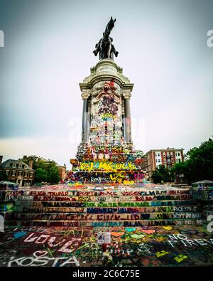 The graffiti-covered Robert E. Lee Monument of Monument Avenue in Richmond, Virginia Stock Photo