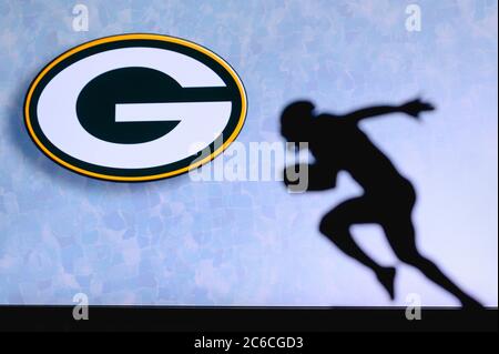 Green Bay Packers. Silhouette of professional american football player. Logo  of NFL club in background, edit space Stock Photo - Alamy