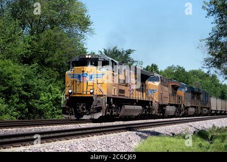 LaFox, Illinois, USA. Four locomotives, including two off-road CSX units lead a Union Pacific freight train of empty coal cars through LaFox, Illinois Stock Photo