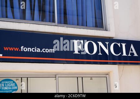 Bordeaux , Aquitaine / France - 07 07 2020 : foncia text logo and web sign on store of real estate agency office in france foncia.com Stock Photo