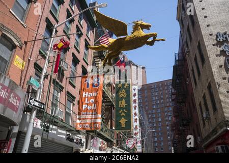 Doyers Street in Chinatown, Manhattan, New York Stock Photo - Alamy