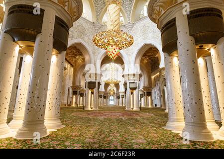Panoramic view of the hall with columns and chandelier of the Abu Dhabi Mosque Stock Photo