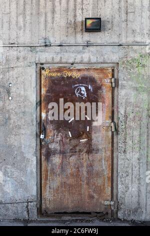 Rusty old door with Lenin stencil graffiti under Hakaniemi Bridge in Helsinki, Finland Stock Photo