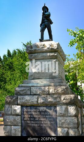 A commemorative Confederate Solider Statue on plinth base with plaque dedication to fallen confederate soldiers in Murfreesboro, TN, USA Stock Photo
