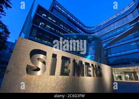 Munich, Deutschland. 09th July, 2020. Exterior view of Siemens headquarters, building, headquarters in Werner von Siemens Strasse 1 in Muenchen with aftert. Lettering, logo, illuminated. | usage worldwide Credit: dpa/Alamy Live News Stock Photo