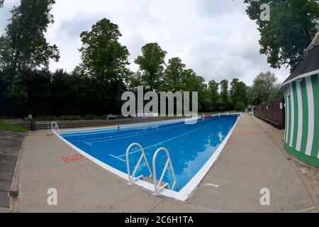 Cambridge, UK. 10th July 2020 The UK government announced that outside swimming pools can open from Saturday 10th July 2020. Jesus Green Lido in Cambridge hopefully is one of those, pictured here in busier times.  Credit: Headlinephoto/Alamy Live News Stock Photo