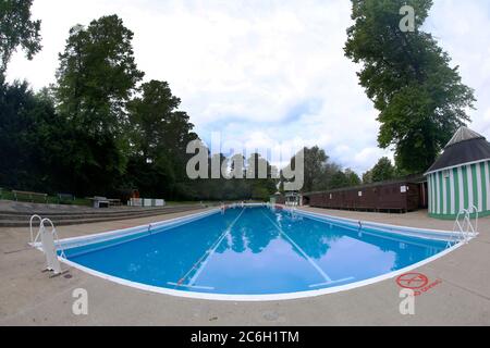 Cambridge, UK. 10th July 2020 The UK government announced that outside swimming pools can open from Saturday 10th July 2020. Jesus Green Lido in Cambridge hopefully is one of those, pictured here in busier times.  Credit: Headlinephoto/Alamy Live News Stock Photo