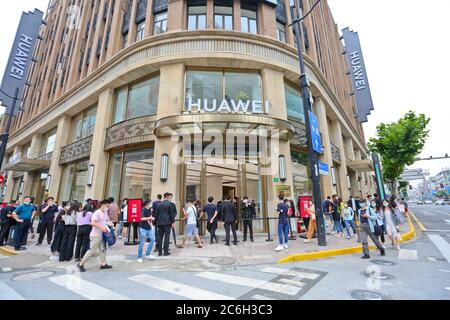 Huawei Technologies open a massive 5000-square meter flagship store on Nanjing Road today, the HiCar technology was first unveiled to the public, Shan Stock Photo