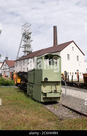 Freiberg, Germany. 10th July, 2020. A mine train stands in front of the research and training mine 'Reiche Zeche' of the TU Bergakademie Freiberg. The 4th Saxon State Exhibition 'SilberBoom' is open to visitors from 11 July to 1 November 2020. Credit: Sebastian Kahnert/dpa-Zentralbild/dpa/Alamy Live News Stock Photo