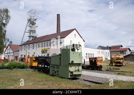 Freiberg, Germany. 10th July, 2020. A mine train stands in front of the research and training mine 'Reiche Zeche' of the TU Bergakademie Freiberg. The 4th Saxon State Exhibition 'SilberBoom' is open to visitors from 11 July to 1 November 2020. Credit: Sebastian Kahnert/dpa-Zentralbild/dpa/Alamy Live News Stock Photo