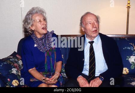 Heinz Rühmann, deutscher Schauspieler und Regisseur, mit Ehefrau Hertha Droemer, geb. Wohlgemuth, in Hamburg, Deutschland 1989. Stock Photo