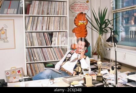 Kay Sabban, deutscher Schauspieler, am Telefon an seinem Schreibtisch im Büro in Hamburg, Deutschland 1990. Stock Photo